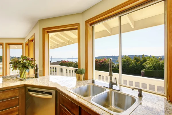 Moderno interior de la cocina con muchas ventanas y vista perfecta . — Foto de Stock