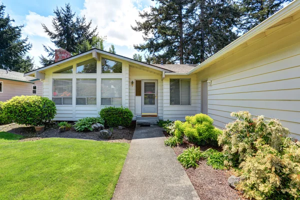 American house with siding trim and well kept lawn around. — Stock Photo, Image