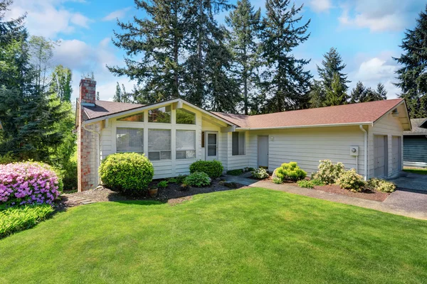 American house with siding trim and well kept lawn around. — Stock Photo, Image