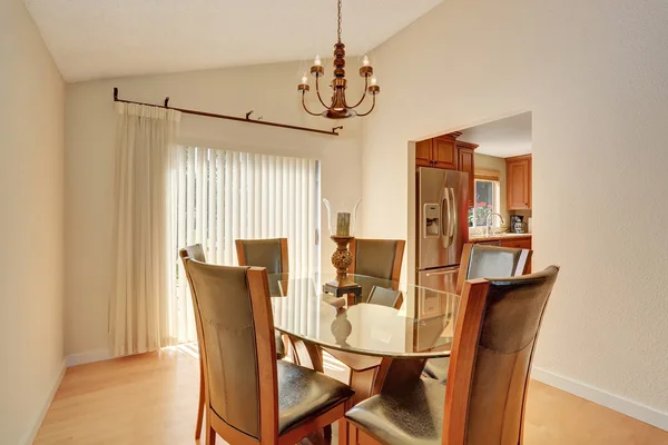 Intérieur de la salle à manger avec ensemble de table. Table en verre et chaises en cuir . — Photo