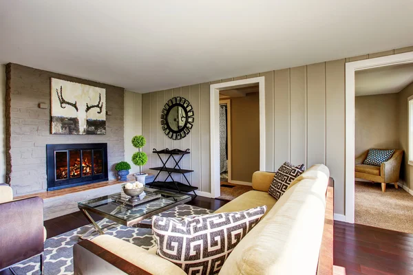 暖炉付きのオープンフロアプランのリビングルーム、快適なソファ — ストック写真