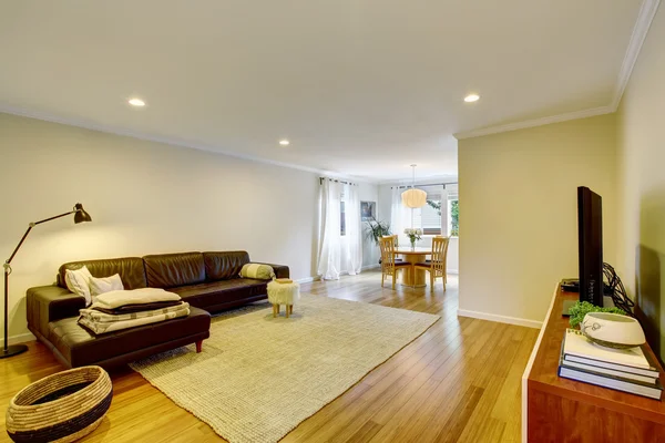 Open floor plan living room interior with leather sofa and carpet — Stock Photo, Image