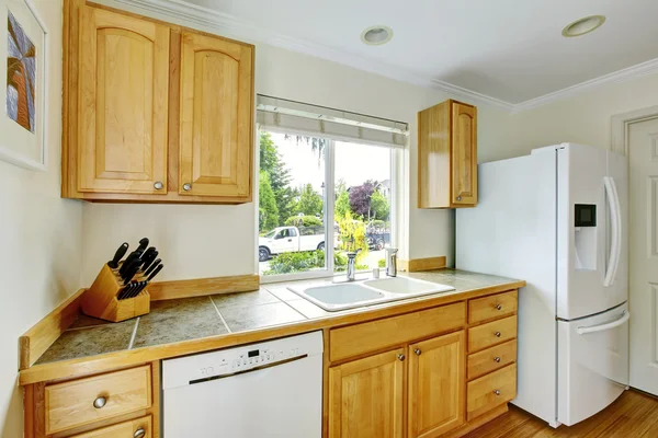 Cocina interior de la habitación con armarios de madera con encimera de baldosas de mármol . — Foto de Stock