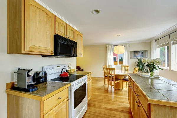 Kök rum interiör med trä skåp med marmor kakel bänkskiva. — Stockfoto