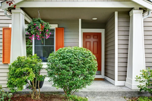 Front red entry door exterior. House with siding trim — Stock Photo, Image