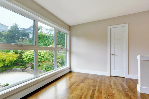 Intérieur du couloir vide dans des tons blancs avec plancher en bois franc — Photo