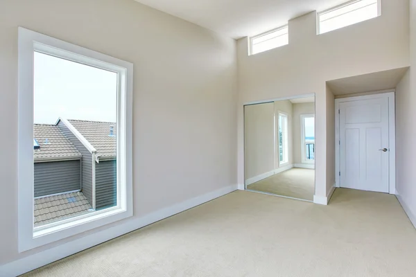 Habitación blanca vacía con suelo de alfombra y vestidor con espejo —  Fotos de Stock