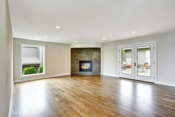 Sala de estar vacía interior en tonos claros con chimenea . — Foto de Stock