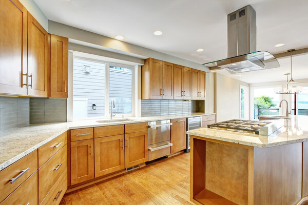 Комната Китчен с деревянными шкафами, гранитной столешницей и островом
. 