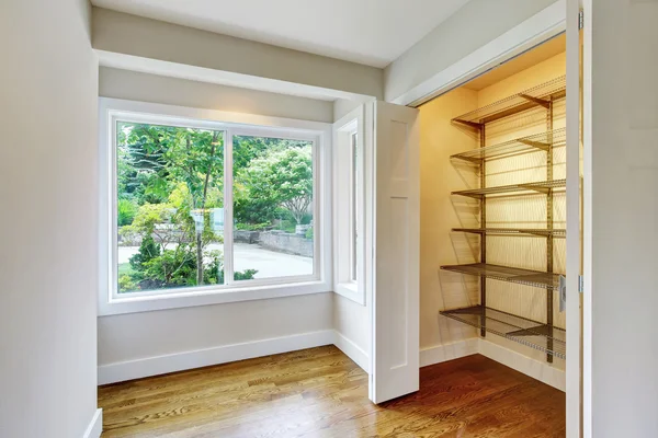 Hallway with hardwood floor and opened doors to walk-in closet — Stock Photo, Image