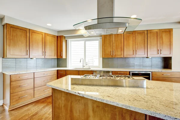 Cocina con armarios de madera, encimera de granito e isla . — Foto de Stock