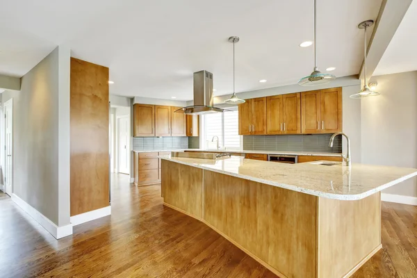 Kitchen room with wooden cabinets, granite counter top and island. — Stock Photo, Image