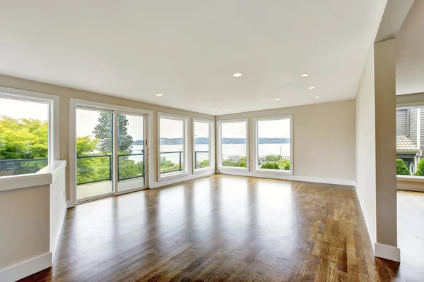 Interior vacío de la sala de estar en tonos claros con suelo de madera — Foto de Stock