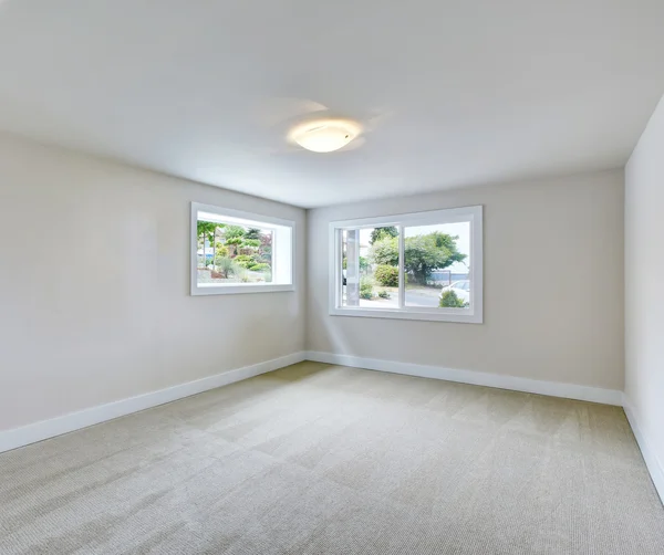 Interior de la habitación vacía en tonos claros con suelo de alfombra . —  Fotos de Stock