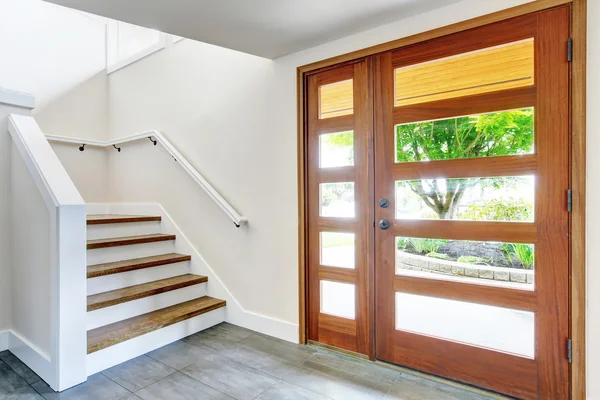 Schöner Hauseingang mit Teppichtreppe und weißem Interieur — Stockfoto