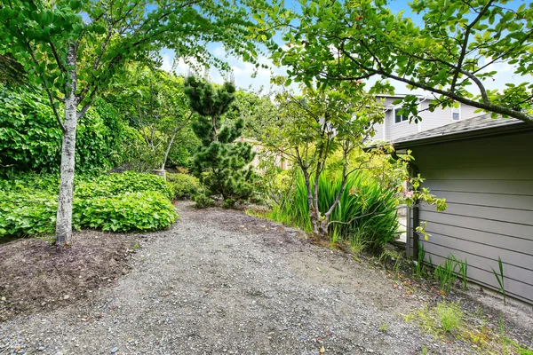 Pasarela de grava en el jardín del patio trasero. Bonito diseño de paisaje — Foto de Stock