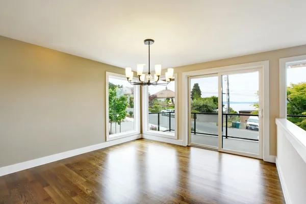 Lege ruimte interieur in lichte kleuren met hardhouten vloer — Stockfoto