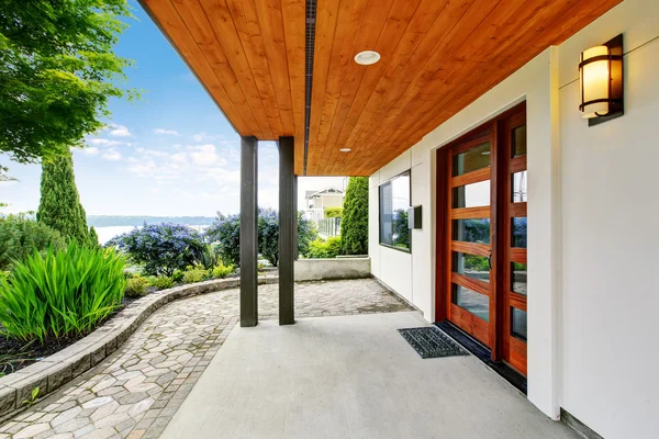 Ingresso casa moderna con passerella in cemento e splendida vista sull'acqua — Foto Stock