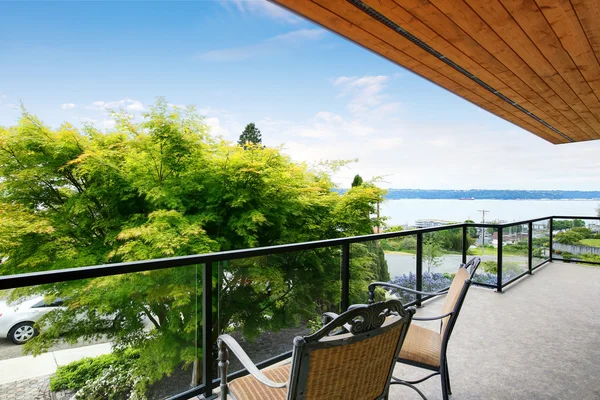 Großzügiger Balkon mit perfektem Wasserblick — Stockfoto