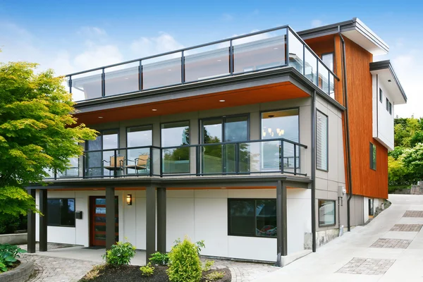 Moderna casa a tre livelli esterna con finiture in legno — Foto Stock