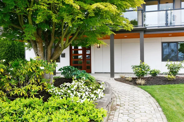 Entrada de casa moderna con pasarela de hormigón y bonito diseño de paisaje — Foto de Stock