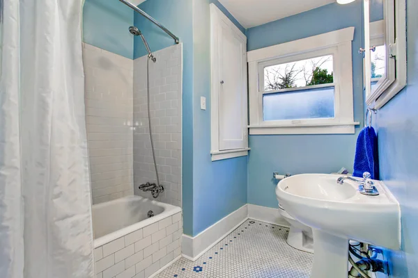 Interior do banheiro em tons azuis claros com banheira de chuveiro — Fotografia de Stock