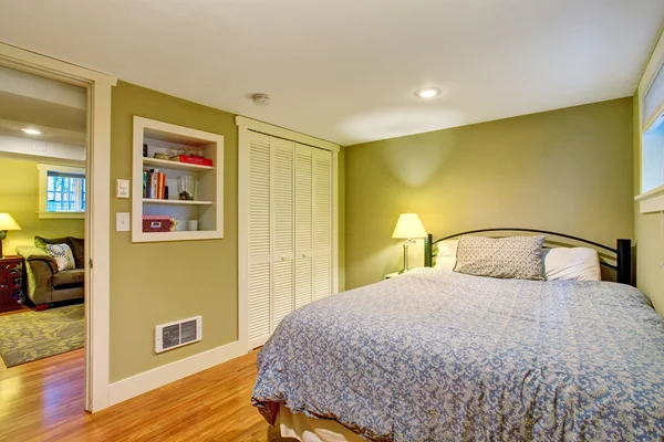 Wnętrze sypialni z zielonymi ścianami i szafą. — Zdjęcie stockowe