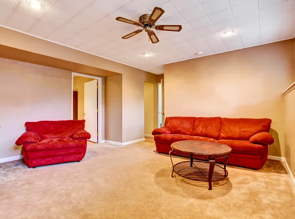 Puste Wnętrze salonu z czerwoną kanapą i podłogą dywanową. — Zdjęcie stockowe
