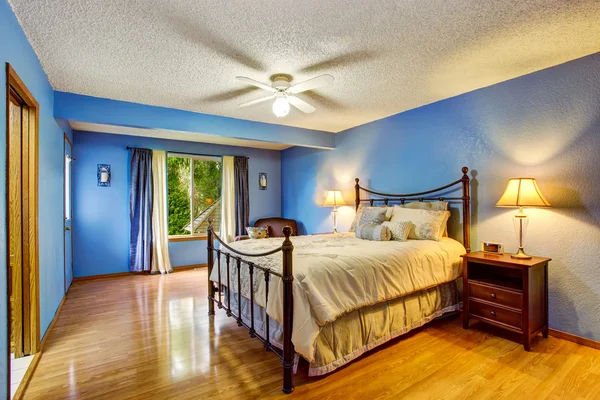 Interior de la habitación moderna con paredes azules, suelo de madera —  Fotos de Stock