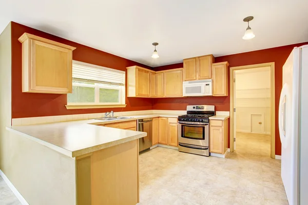 Moderne Kücheneinrichtung mit roten Wänden — Stockfoto