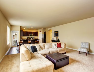 Açık kat planı. Yemek alanına bağlı oturma odası, mutfak.