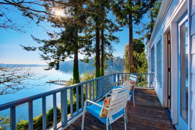 Sandalye ve inanılmaz su manzarası ile Walkout güverte