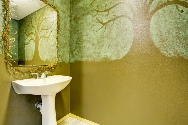 Interior moderno do banheiro com arte pintada de paredes verdes — Fotografia de Stock