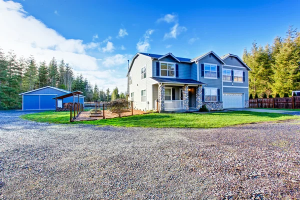 Två Level Blue Country Farm hus med Rocks trim — Stockfoto