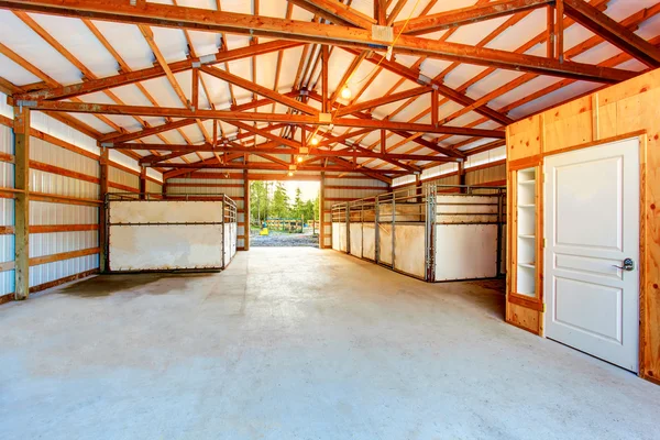 Interior de madeira do cavalo estável . — Fotografia de Stock