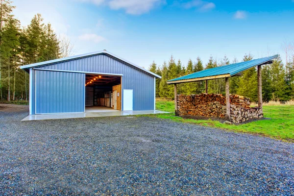 Farm blue barn shed and gravel driveway. — Stock Photo, Image