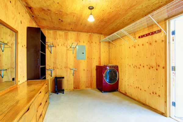 简单的洗衣房，在旧农舍的木制装饰 — 图库照片