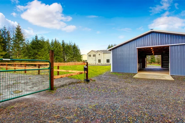 Farm blå ladugård skjul och grus uppfart. — Stockfoto