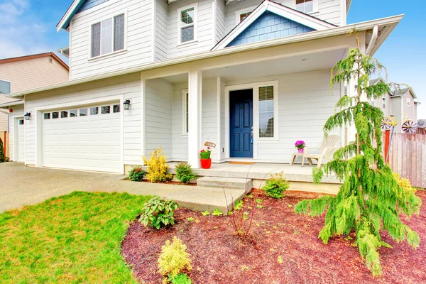 Luxury two level house exterior with garage and concrete driveway. — Stock Photo, Image