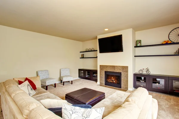 Living room in beige tones with carpet floor and fireplace. — Stock Photo, Image