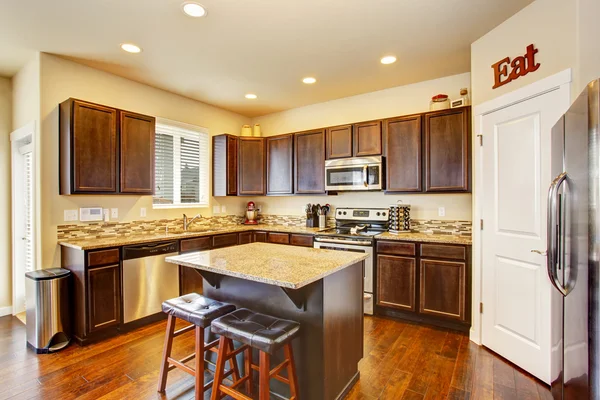 Interior kamar dapur dengan lemari coklat tua, lantai kayu keras — Stok Foto