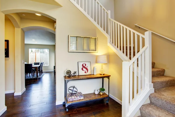 Interior del pasillo en tonos beige y piso de madera marrón profundo . — Foto de Stock