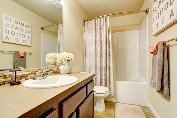 Intérieur salle de bain avec meuble lavabo et sol carrelage . — Photo