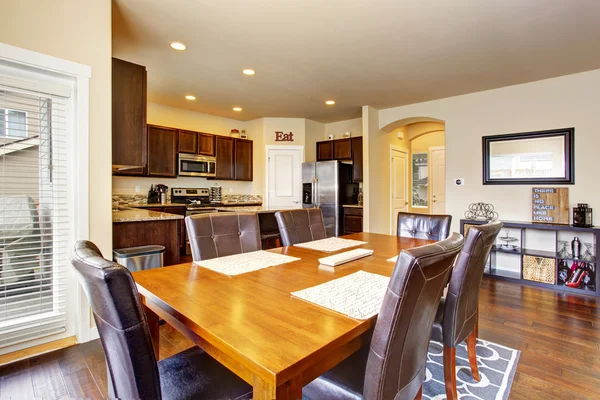 Open floor plan dining area connected to modern kitchen — Stock Photo, Image