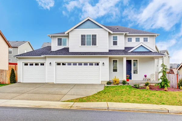 Luxury two level house exterior with garage and concrete driveway. — Stock Photo, Image