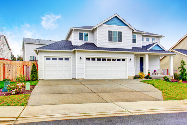 Роскошный двухуровневый дом с гаражом и бетонным подъездом
.