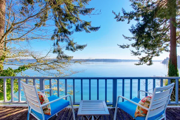 Walkout deck met stoelen en geweldig uitzicht op het water — Stockfoto
