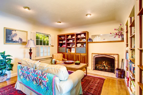 Interior acolhedor da sala de estar do artesão com lareira — Fotografia de Stock