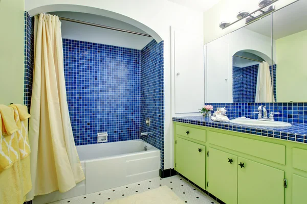 Interior del baño moderno con gabinetes verdes y encimera azul . — Foto de Stock