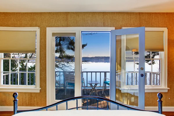 Schlafzimmer mit Hartholzboden und geöffneter Tür zur Aussichtsplattform — Stockfoto